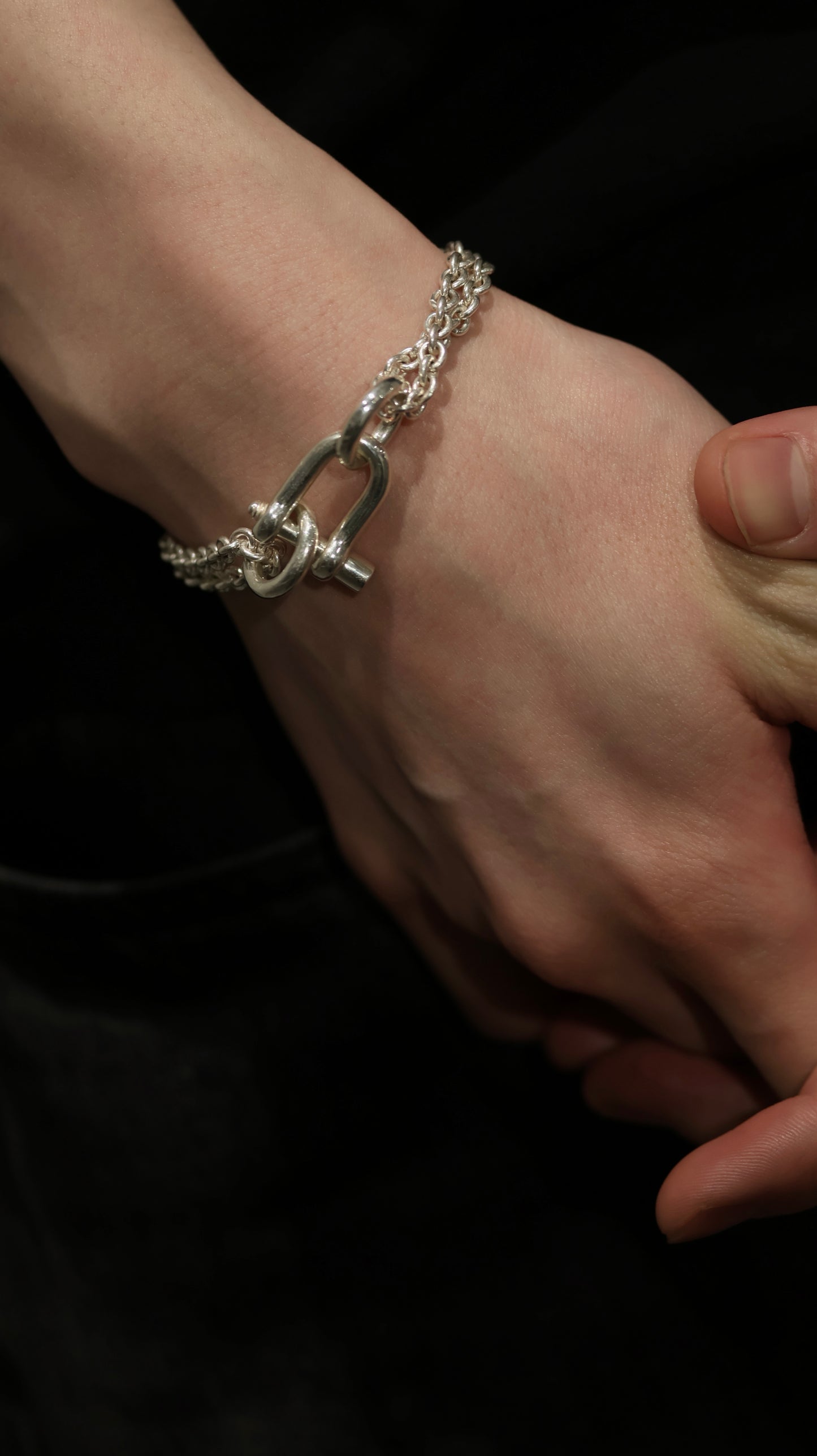 SHACKLE LINK BRACELET