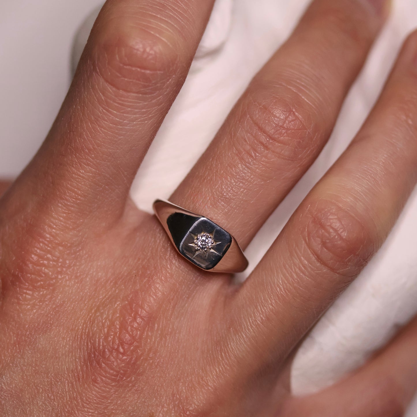 HALO SQUARE SIGNET