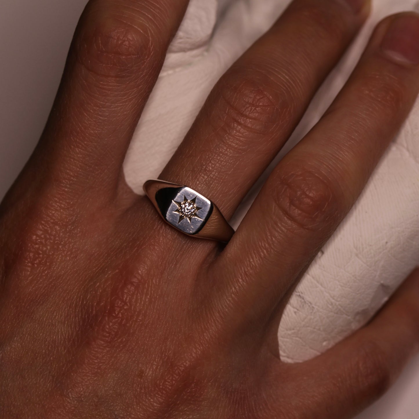 HALO SQUARE SIGNET